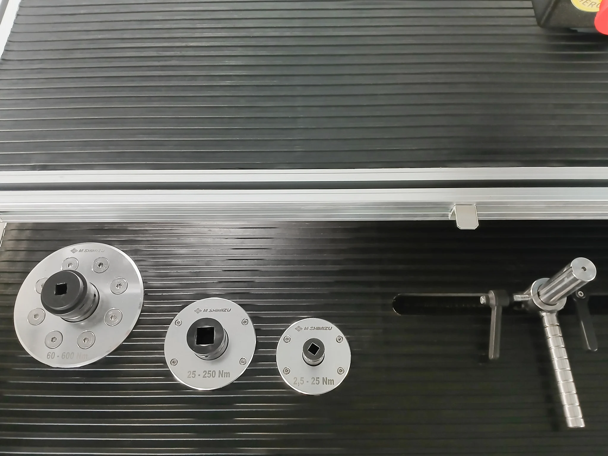 automatic torque wrench, Bancada automática de teste e calibração de chaves de torque M. Shimizu com sistema informatizado e transdutores motorizados, ideal para controle de qualidade industrial.
