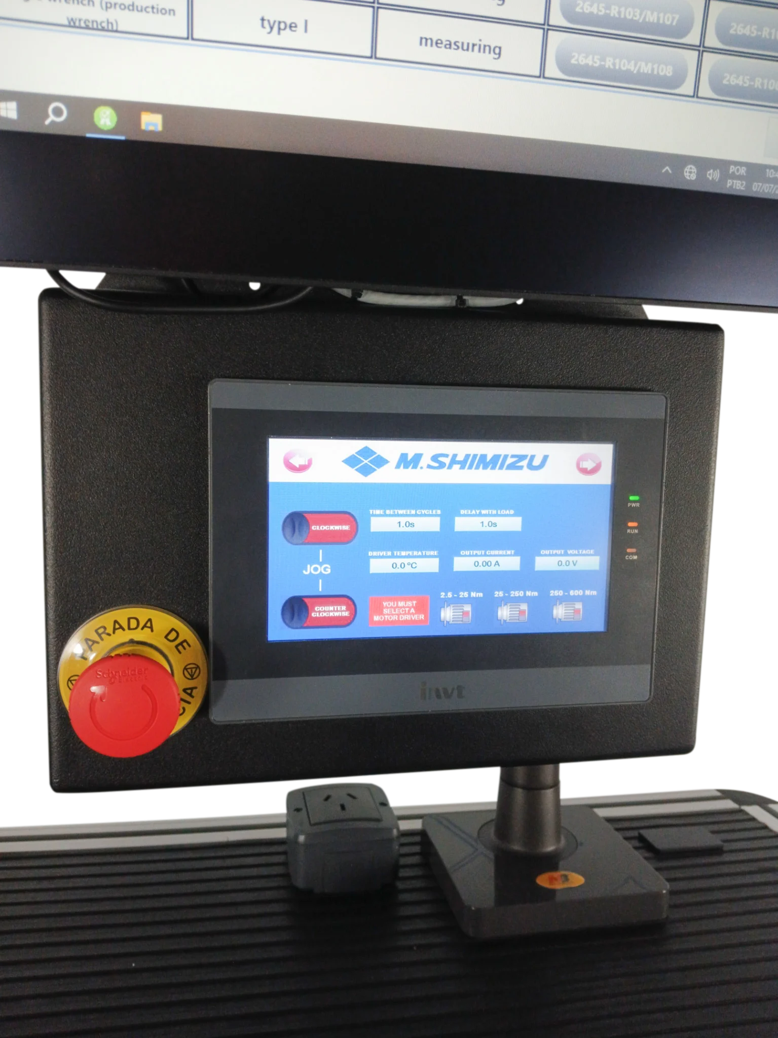 automatic torque wrench, Bancada automática de teste e calibração de chaves de torque M. Shimizu com sistema informatizado e transdutores motorizados, ideal para controle de qualidade industrial.