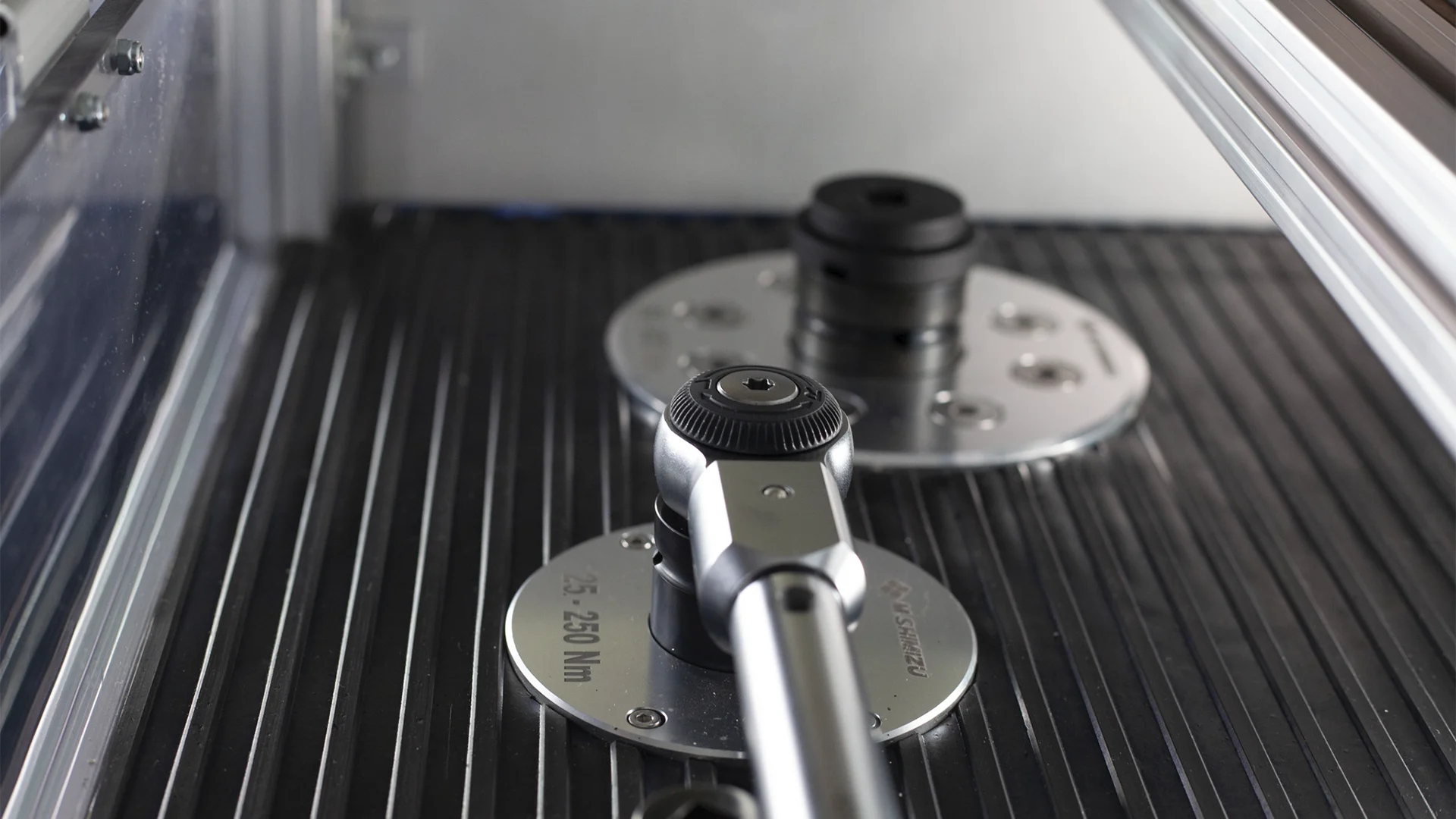 automatic torque wrench, Bancada automática de teste e calibração de chaves de torque M. Shimizu com sistema informatizado e transdutores motorizados, ideal para controle de qualidade industrial.
