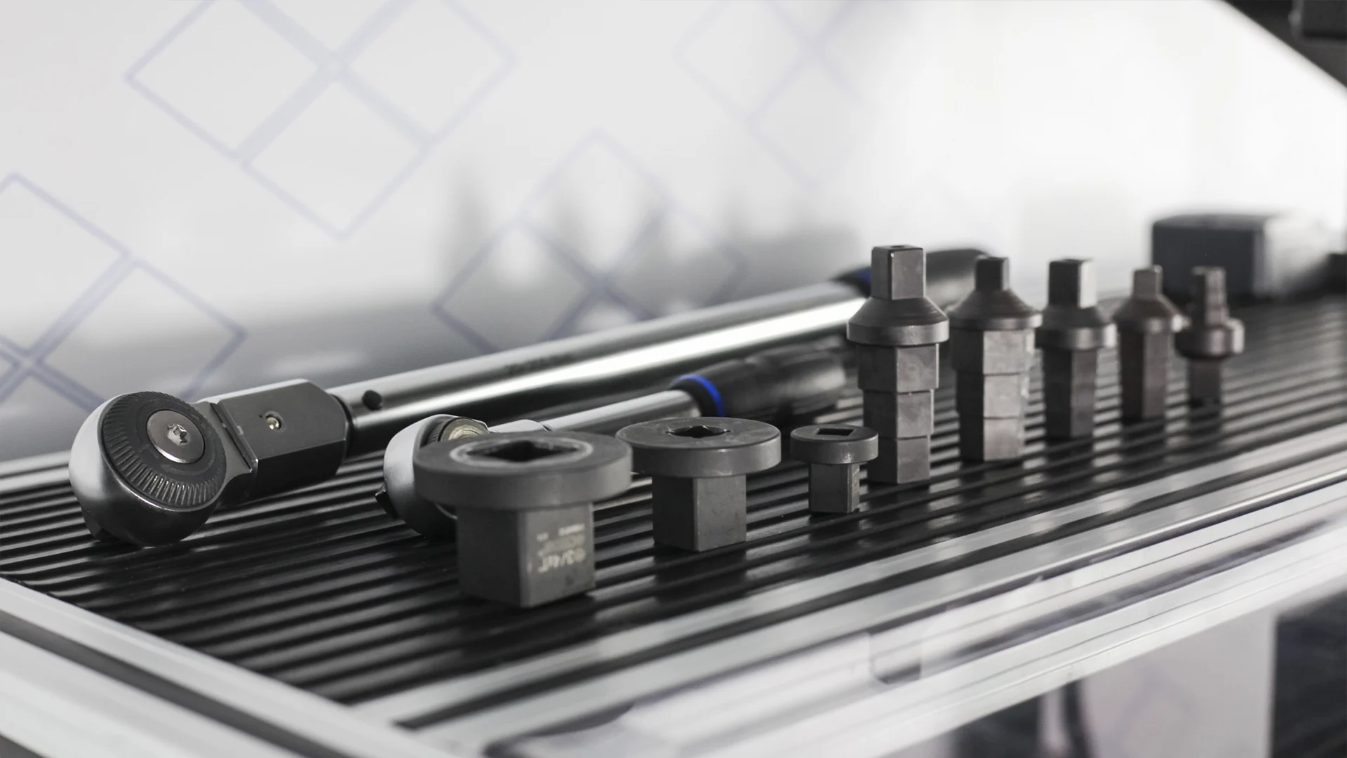 automatic torque wrench, Bancada automática de teste e calibração de chaves de torque M. Shimizu com sistema informatizado e transdutores motorizados, ideal para controle de qualidade industrial.