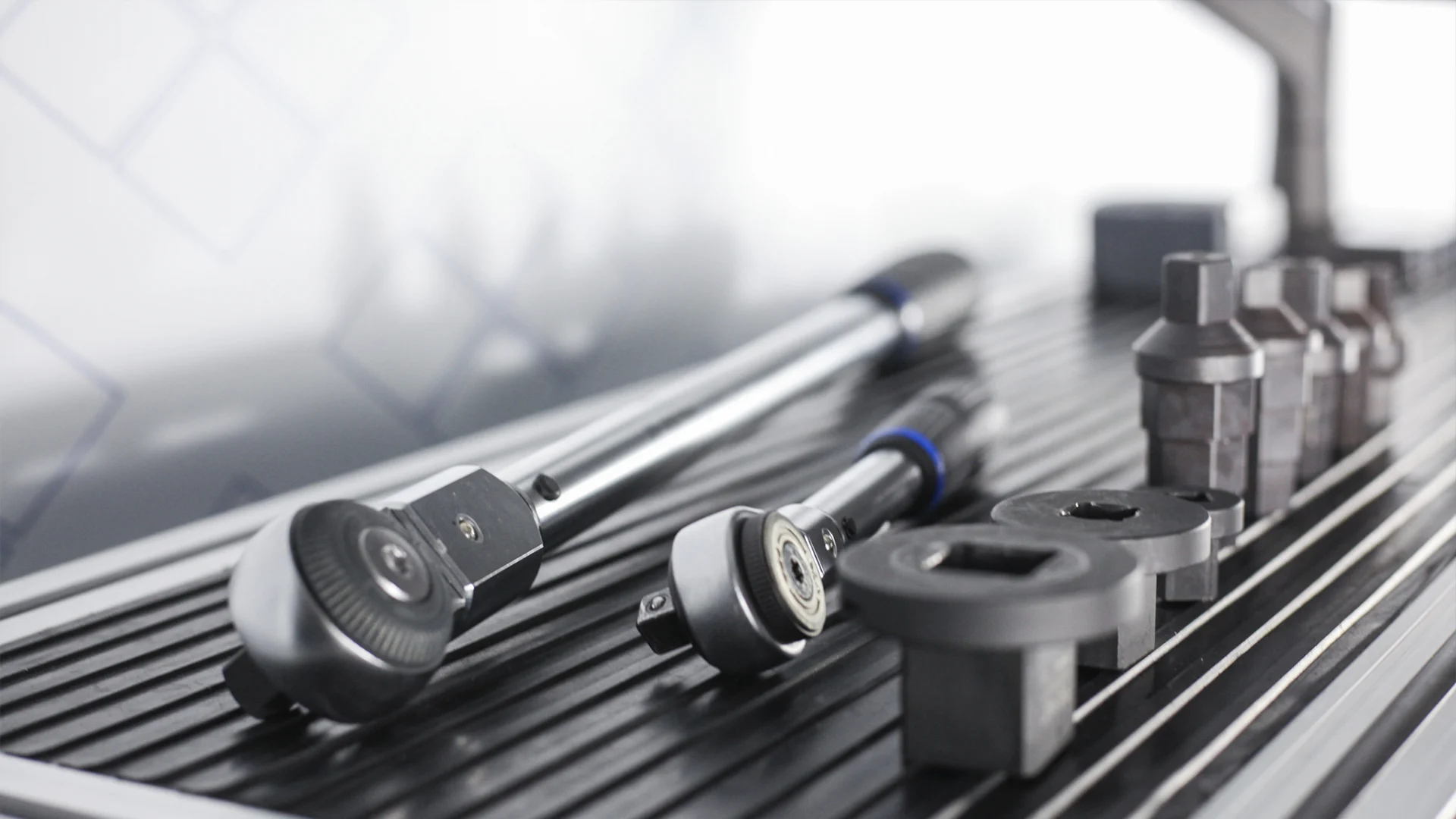 automatic torque wrench, Bancada automática de teste e calibração de chaves de torque M. Shimizu com sistema informatizado e transdutores motorizados, ideal para controle de qualidade industrial.
