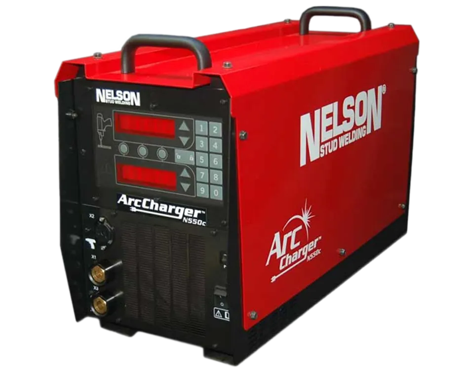 Máquina de solda de pinos Nelson N550C Arc Charger™ monofásica, vista frontal com painel de controle.