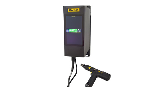 Painel de controle Stanley SC Controller com IHM touchscreen para controle de ferramentas de torque e rebitadores industriais em linhas de montagem automatizadas.